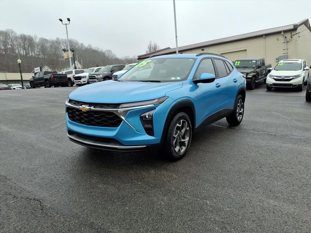 Used 2025 Chevrolet Trax LT w/ LT Convenience Package image 3