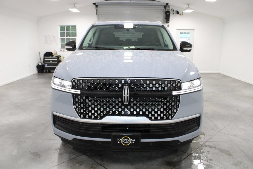 New 2027 Lincoln Navigator Premiere RWD image 2
