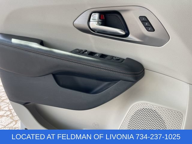 Used 2020 Chrysler Pacifica Touring-L Plus FWD image 22