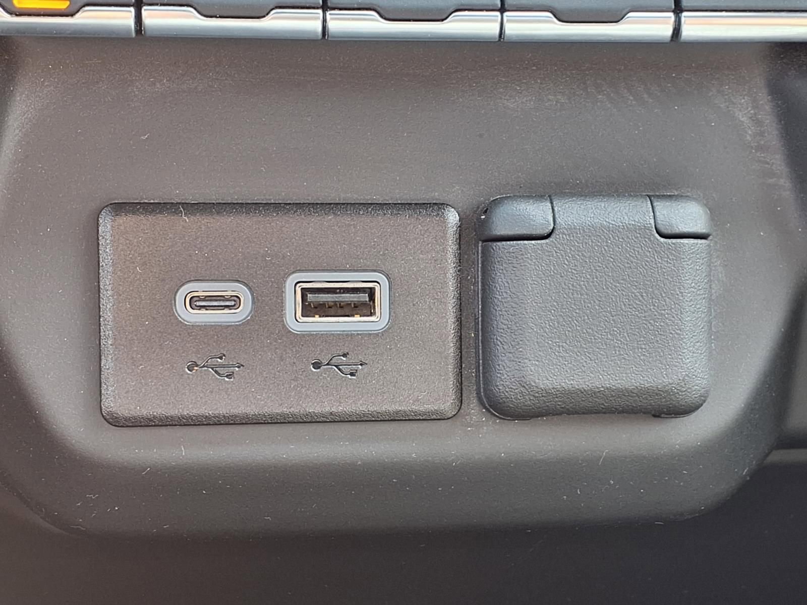 Used 2024 Chevrolet Silverado 2500 Custom w/ Custom Value Package image 9