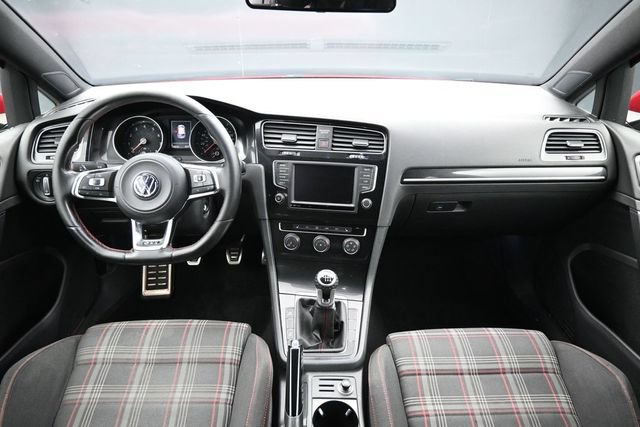 Used 2016 Volkswagen Golf 4-Door FWD image 18