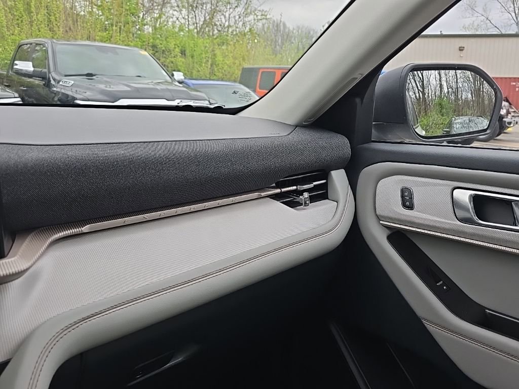 Used 2025 Ford Explorer Active w/ Active Comfort Package image 26