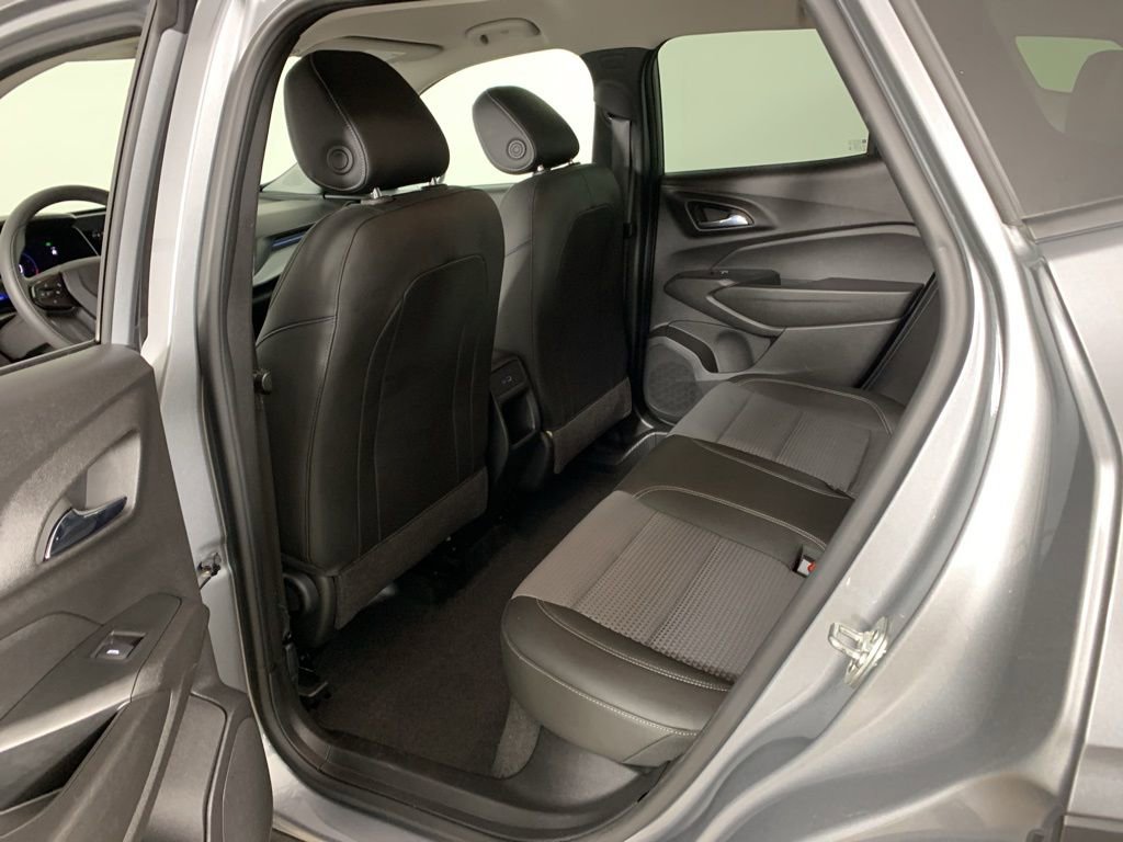Used 2025 Chevrolet Trax LT image 30