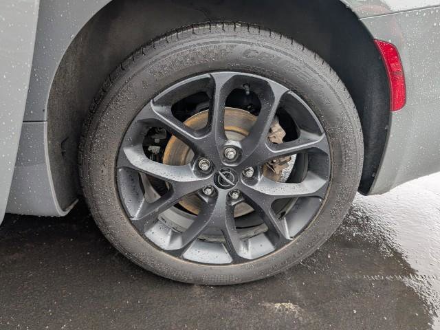 Used 2021 Chrysler Pacifica Limited w/ Uconnect Theater Family Group image 27