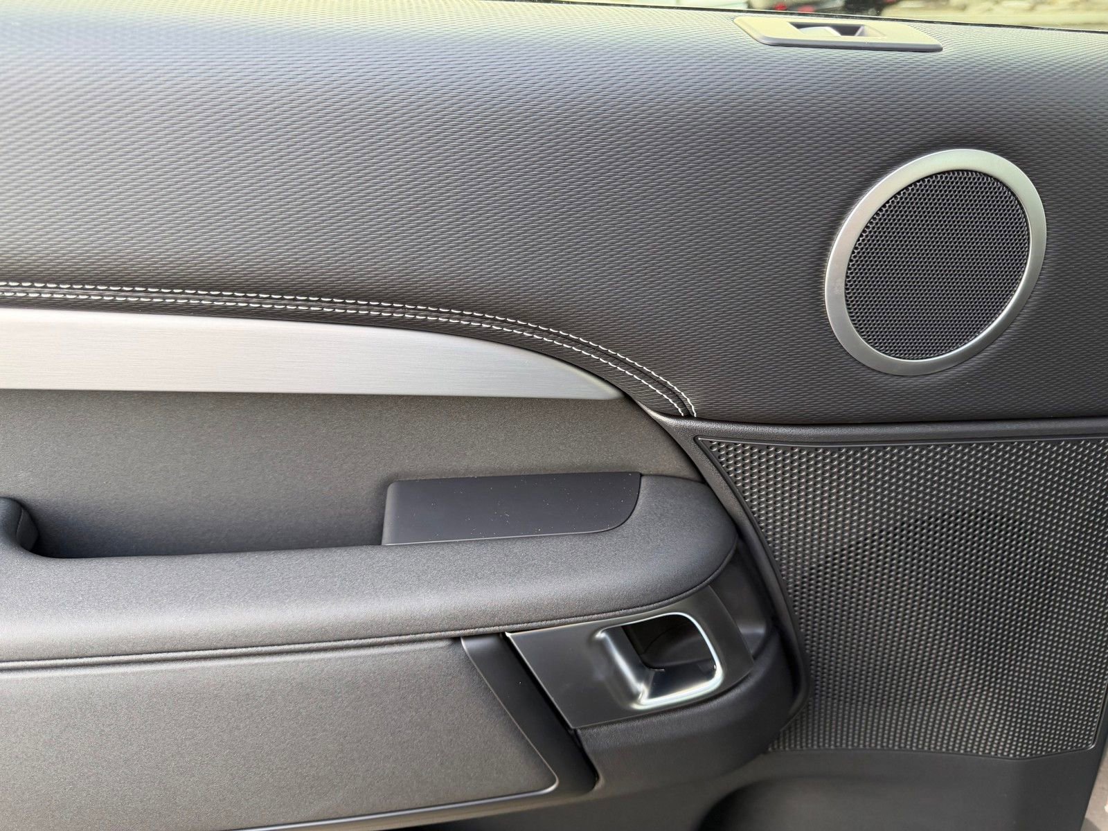 New 2026 Land Rover Discovery Dynamic SE image 28