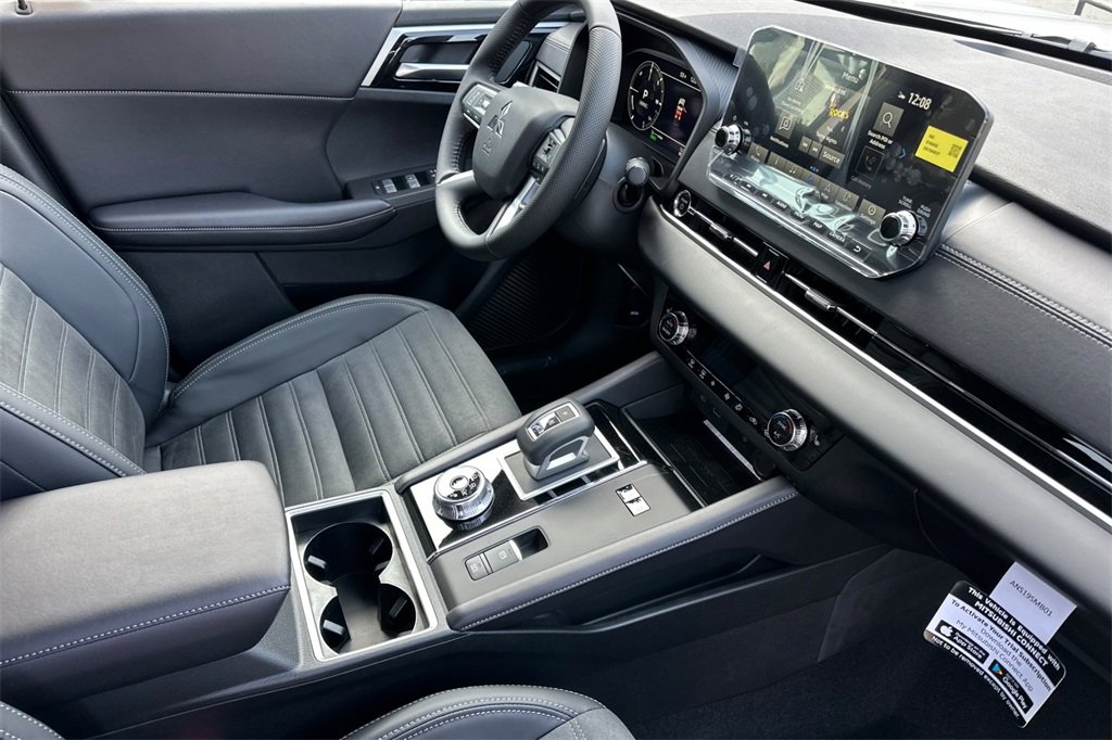 New 2025 Mitsubishi Outlander SE image 17