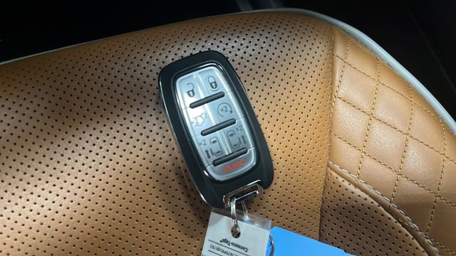 Used 2023 Chrysler Pacifica Pinnacle FWD image 9