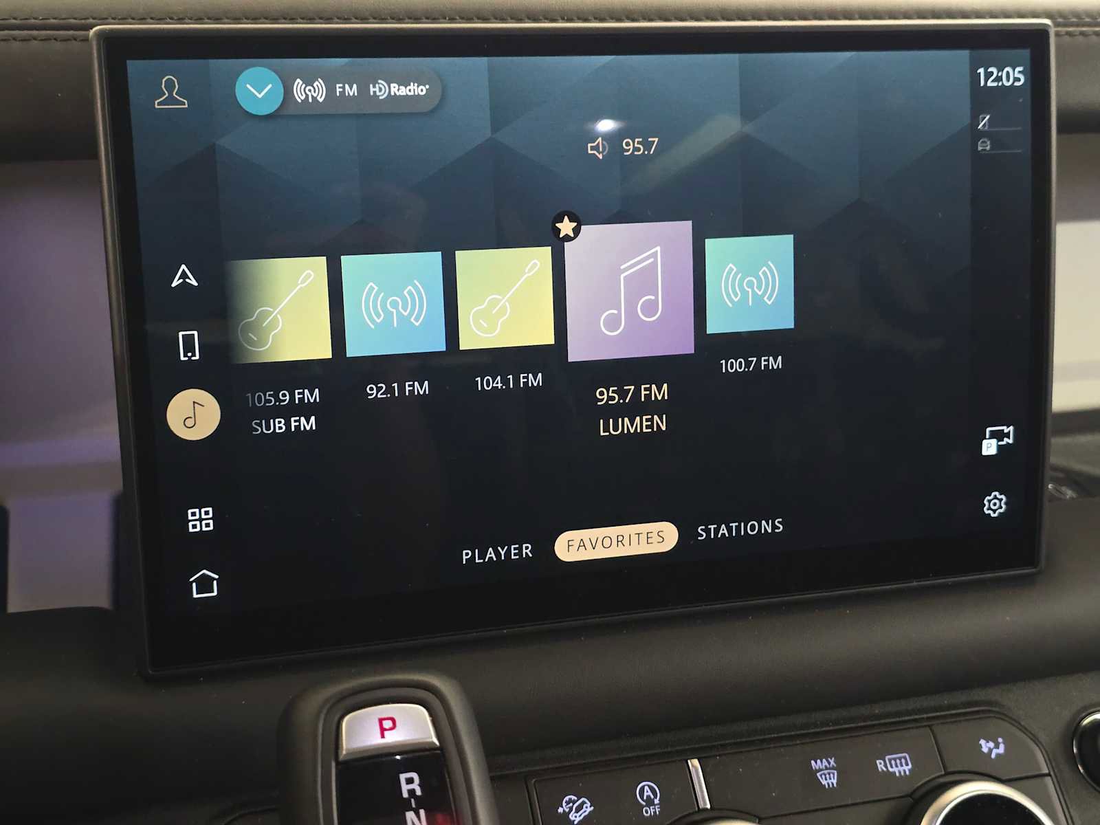 Used 2025 Land Rover Defender 90 X-Dynamic SE image 24