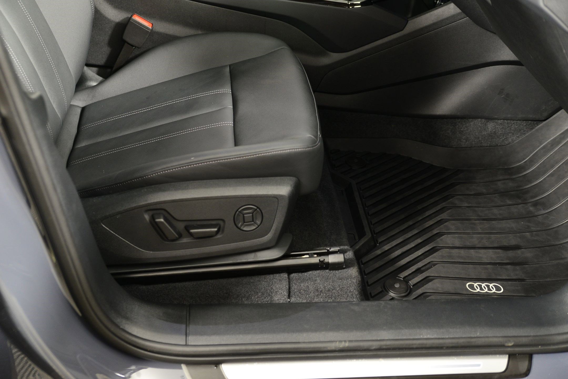 Used 2025 Audi Q6 e-tron Premium w/ Convenience Package image 12