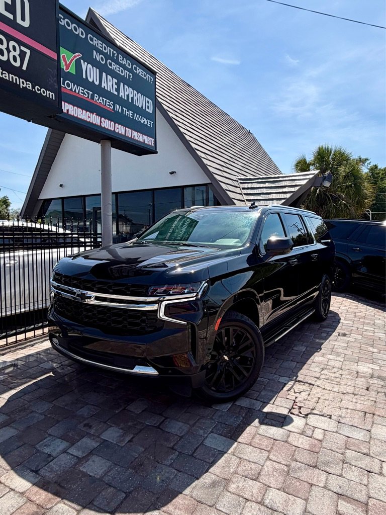 Used 2023 Chevrolet Suburban LS RWD image 3