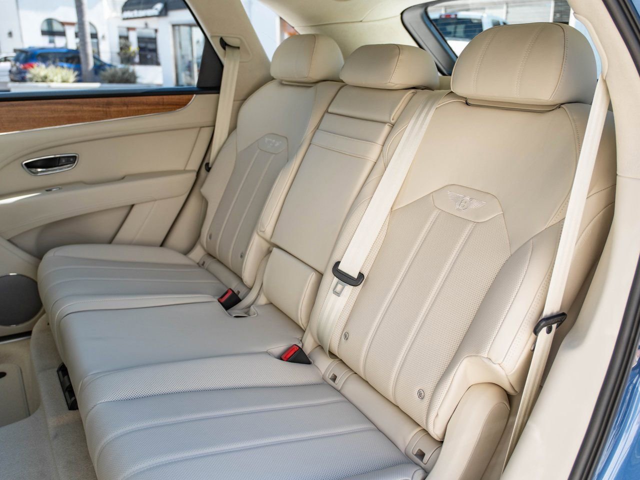 Used 2025 Bentley Bentayga Plug-In Hybrid image 20