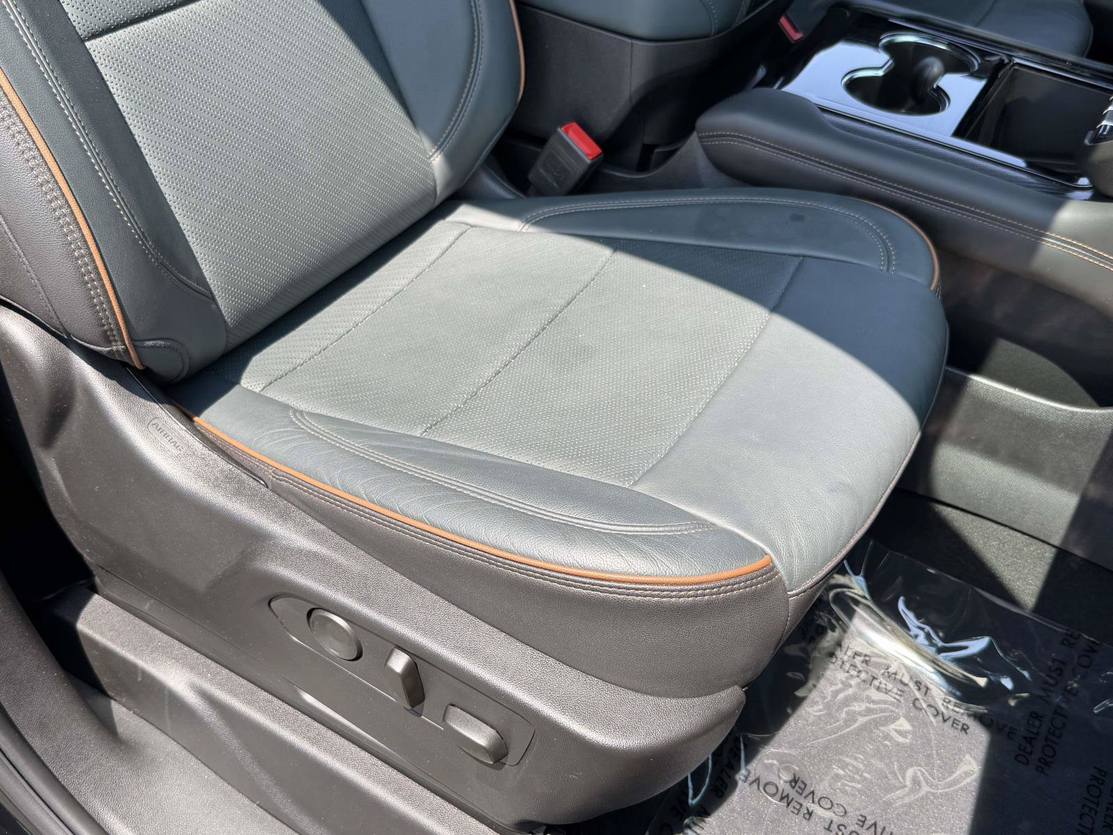 Used 2025 GMC Yukon XL AT4 w/ AT4 Premium Package AWD/4WD image 34