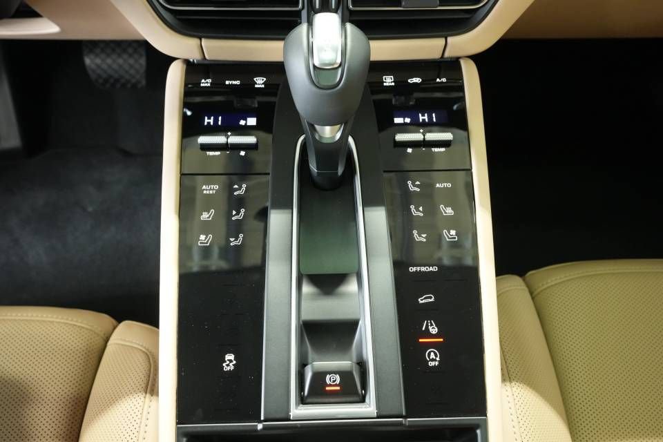 Certified 2026 Porsche Macan AWD/4WD image 23