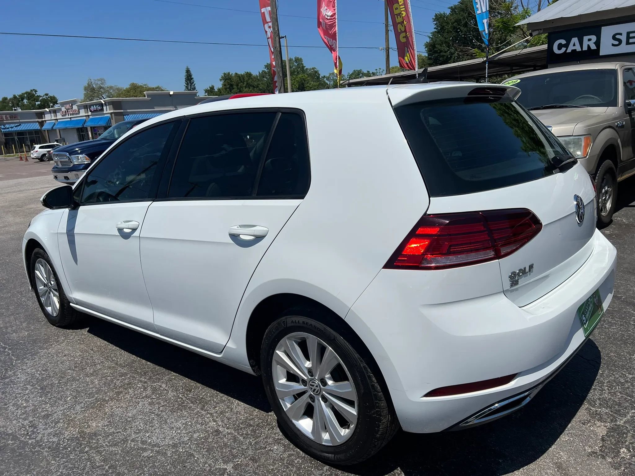 Used 2018 Volkswagen Golf SE image 7