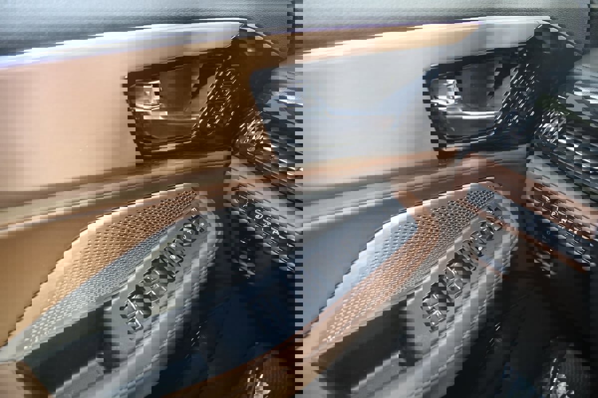 Used 2023 Acura MDX SH-AWD w/ Technology Package image 32