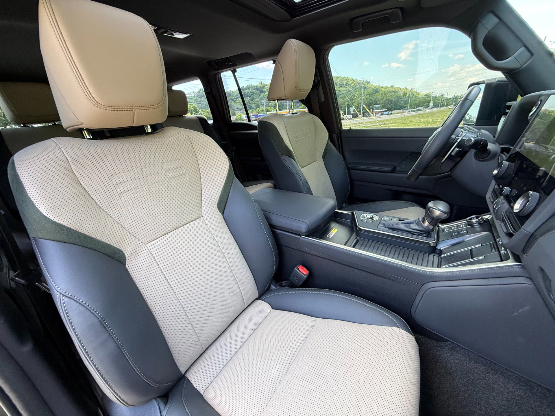 Used 2024 Lexus GX 550 AWD/4WD image 18