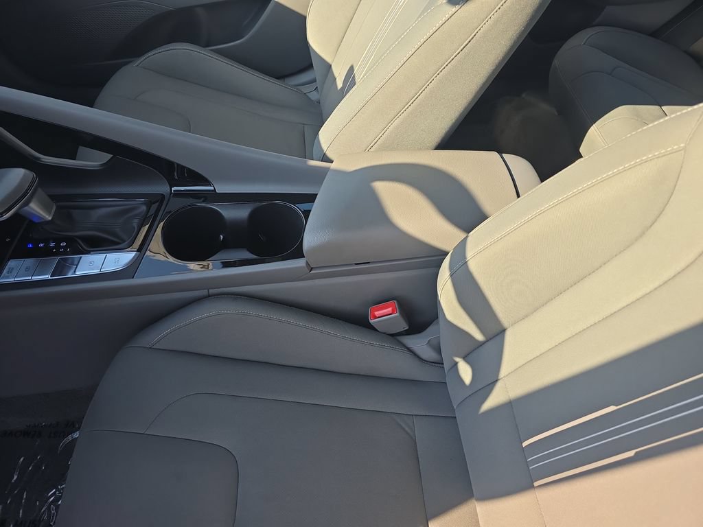 Used 2025 Hyundai Elantra SEL FWD image 25