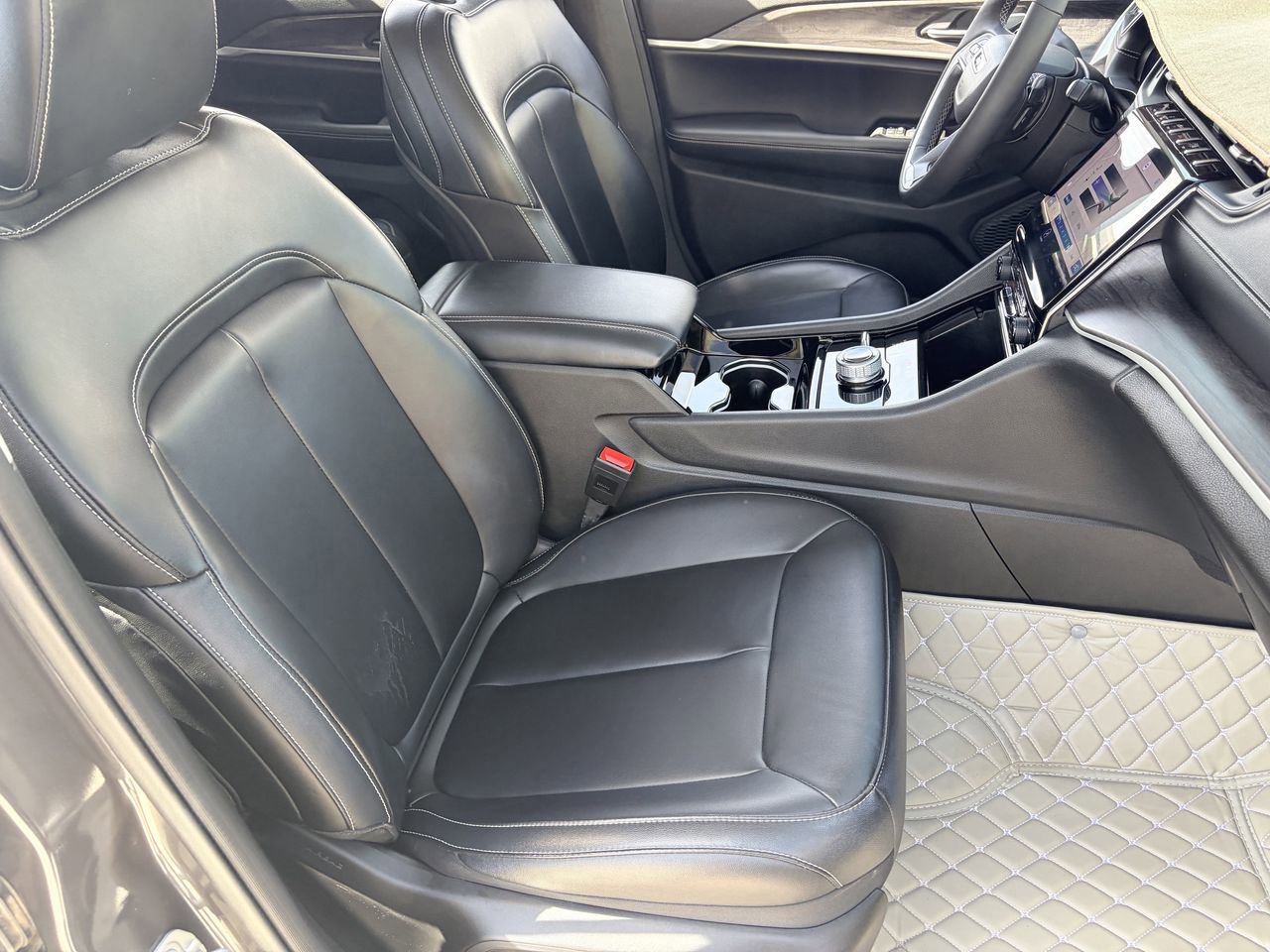 Used 2023 Jeep Grand Cherokee Limited AWD/4WD image 10
