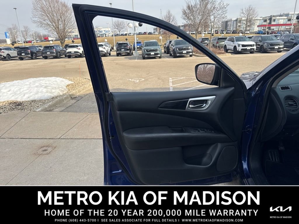 Used 2020 Nissan Pathfinder S image 11