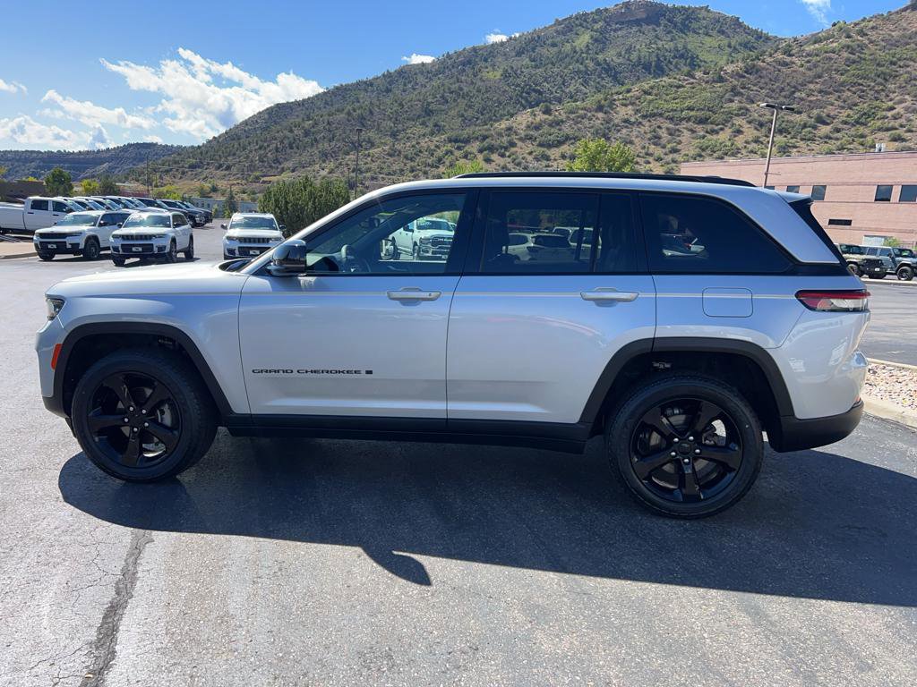 Used 2023 Jeep Grand Cherokee Altitude image 4