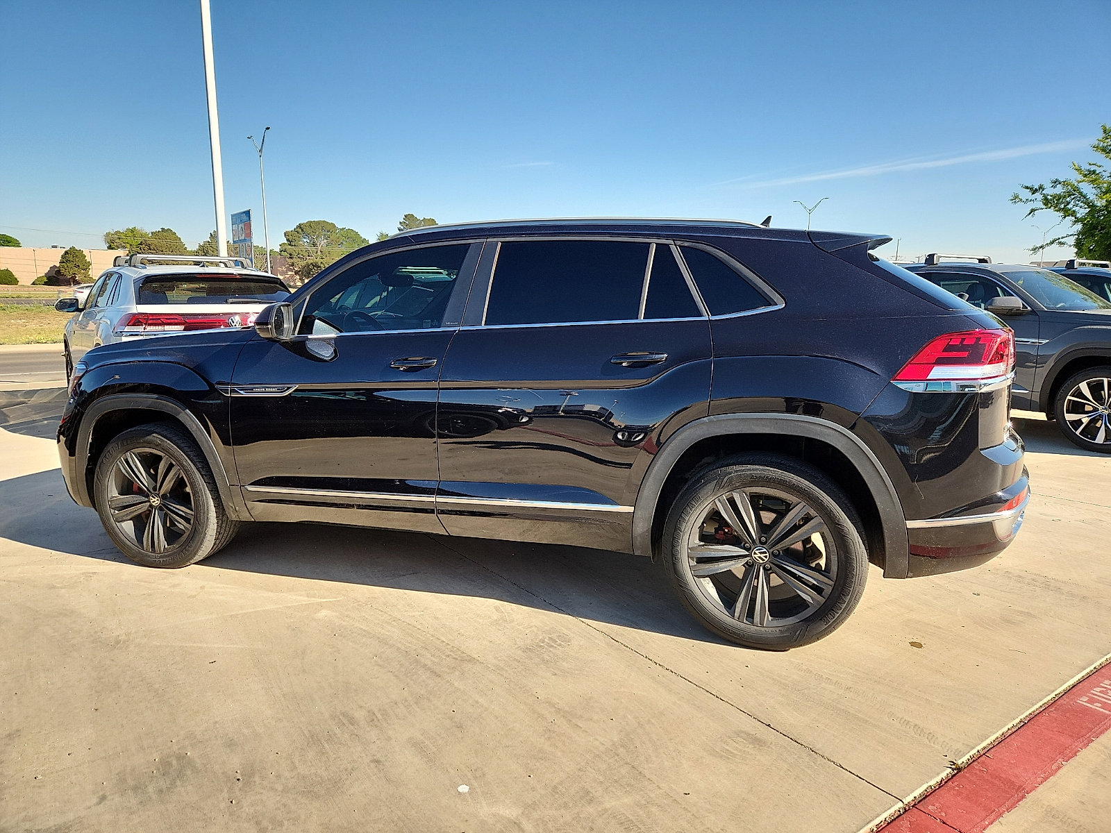 Used 2021 Volkswagen Atlas Cross Sport SE w/ Panoramic Sunroof Package image 4