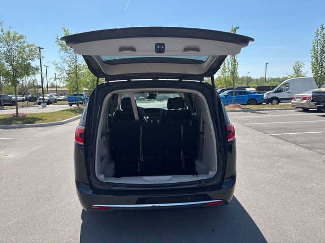 Used 2023 Chrysler Pacifica Touring-L image 11