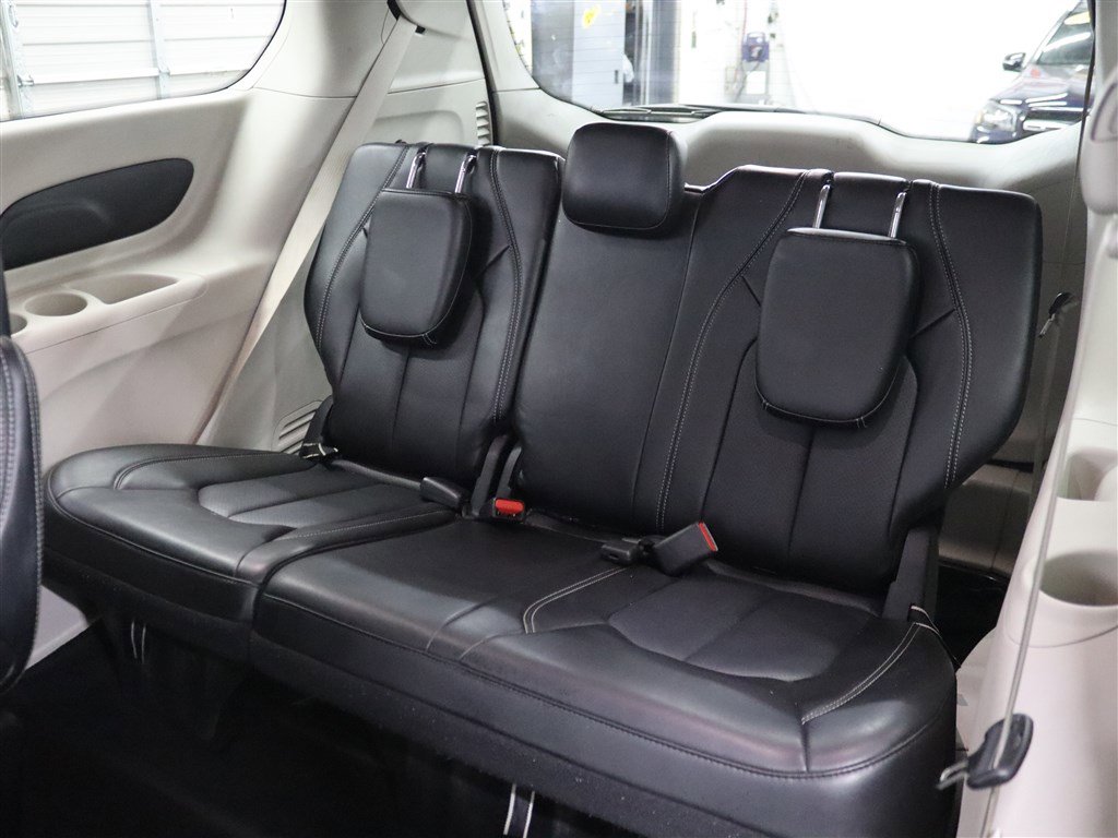 Used 2024 Chrysler Pacifica Touring-L FWD image 13
