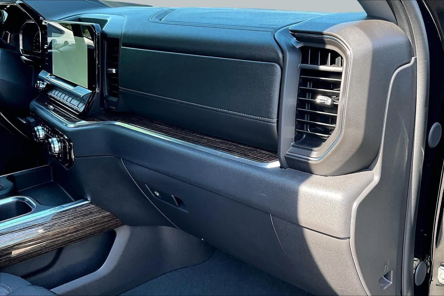 Used 2024 GMC Sierra 1500 Elevation w/ Preferred Package AWD/4WD image 18