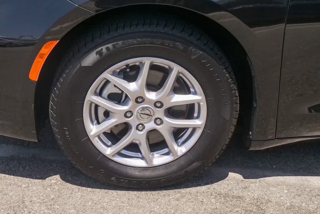 Used 2022 Chrysler Pacifica Touring-L FWD image 6