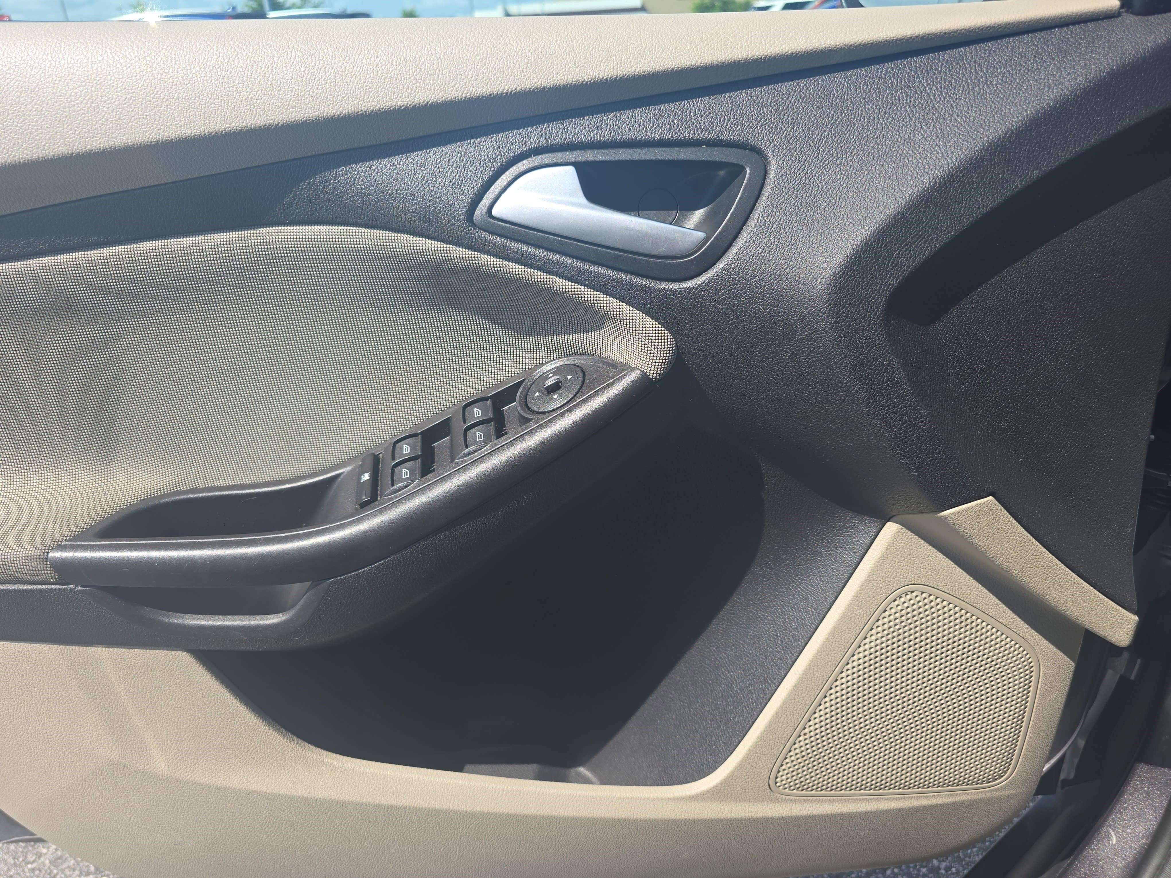 Used 2014 Ford Focus SE FWD image 25
