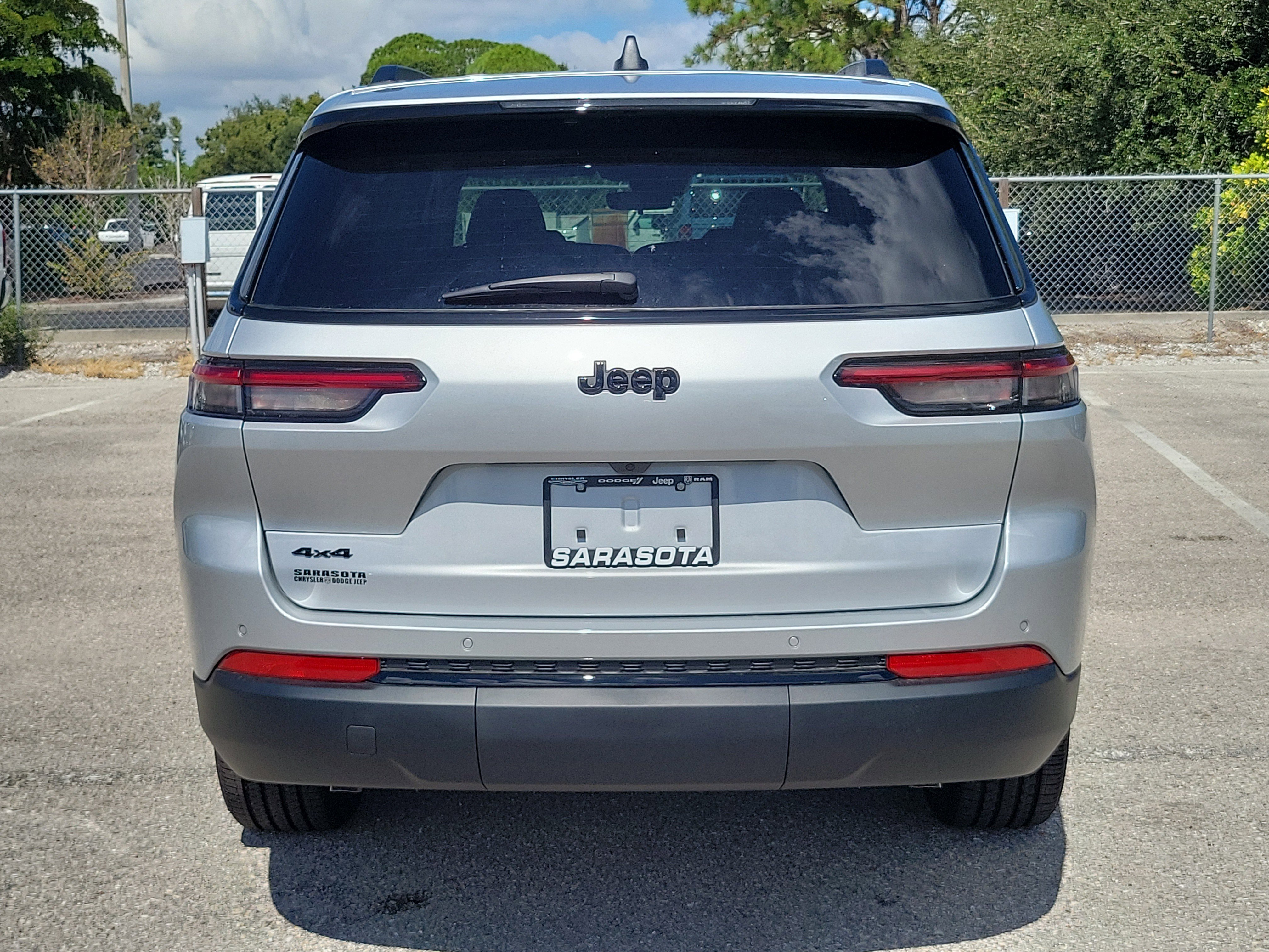 New 2025 Jeep Grand Cherokee L Laredo image 4