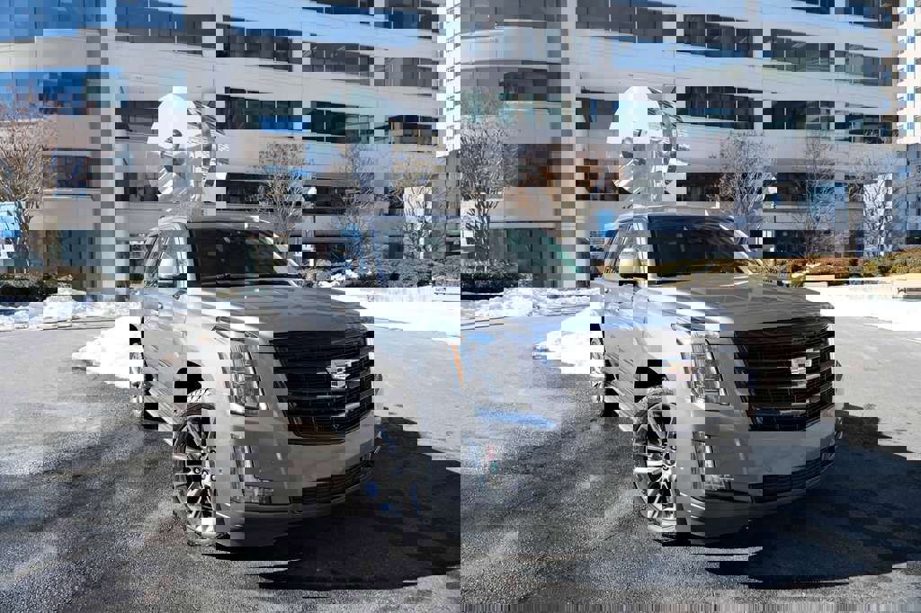 Used 2020 Cadillac Escalade Luxury image 2