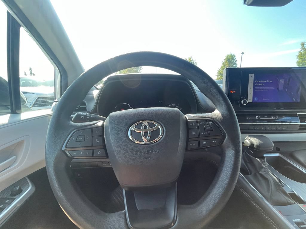 Used 2025 Toyota Sienna LE FWD image 13