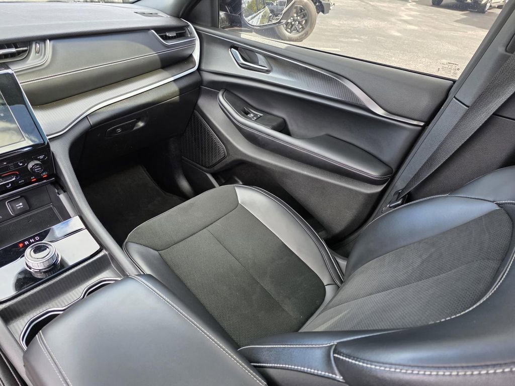 Certified 2025 Jeep Grand Cherokee Altitude image 29