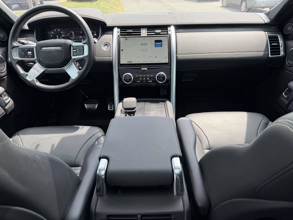 Used 2023 Land Rover Discovery Metropolitan Edition AWD/4WD image 9