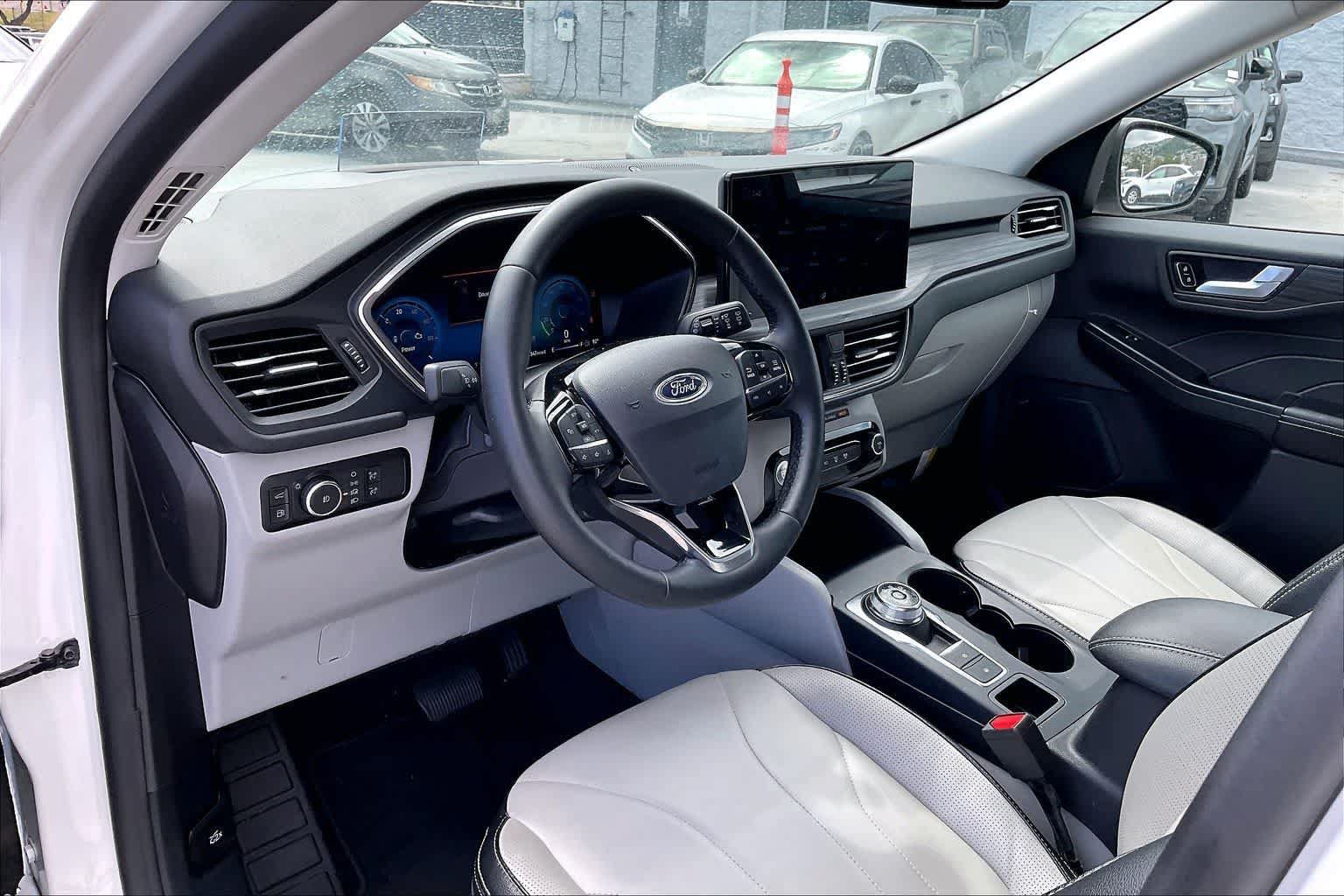 Used 2025 Ford Escape SE w/ PHEV Premium Package FWD image 2