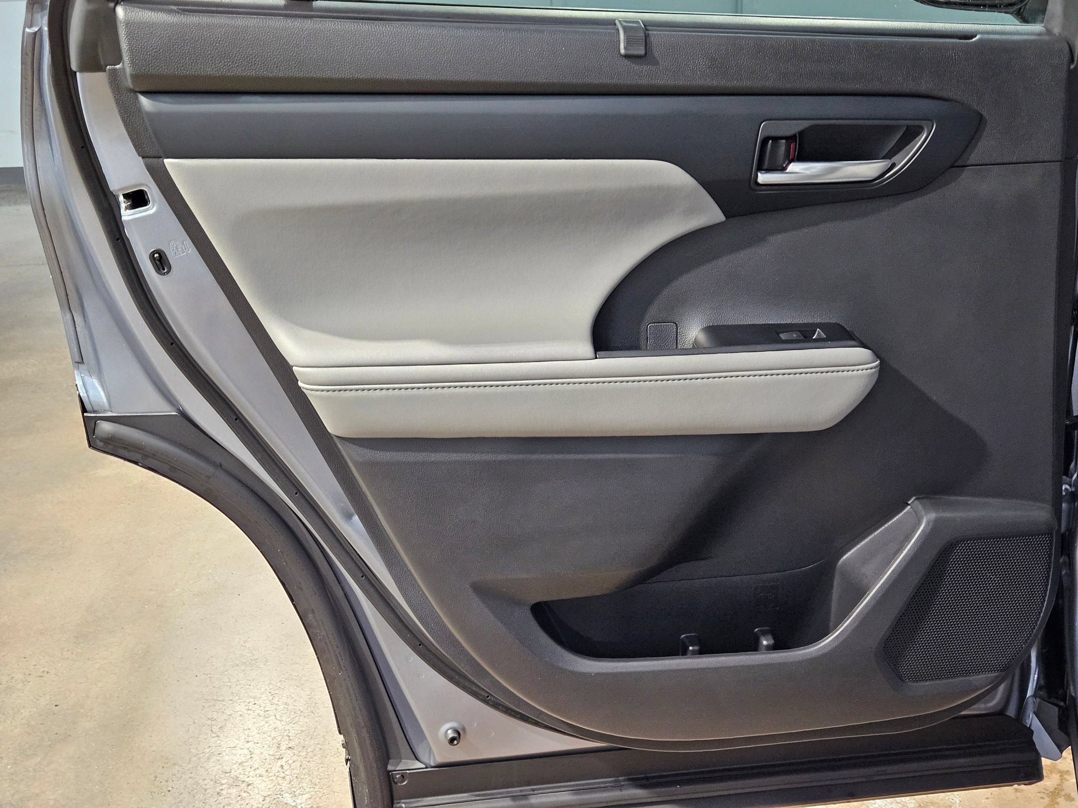 Used 2021 Toyota Highlander XLE FWD image 34