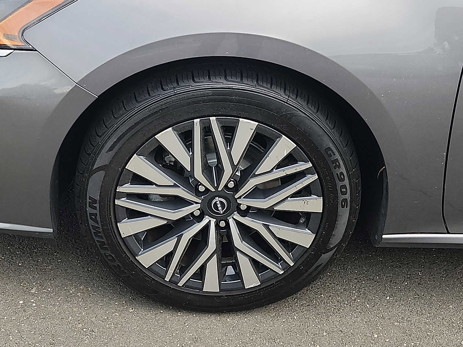 Used 2024 Nissan Altima 2.5 SV FWD image 8