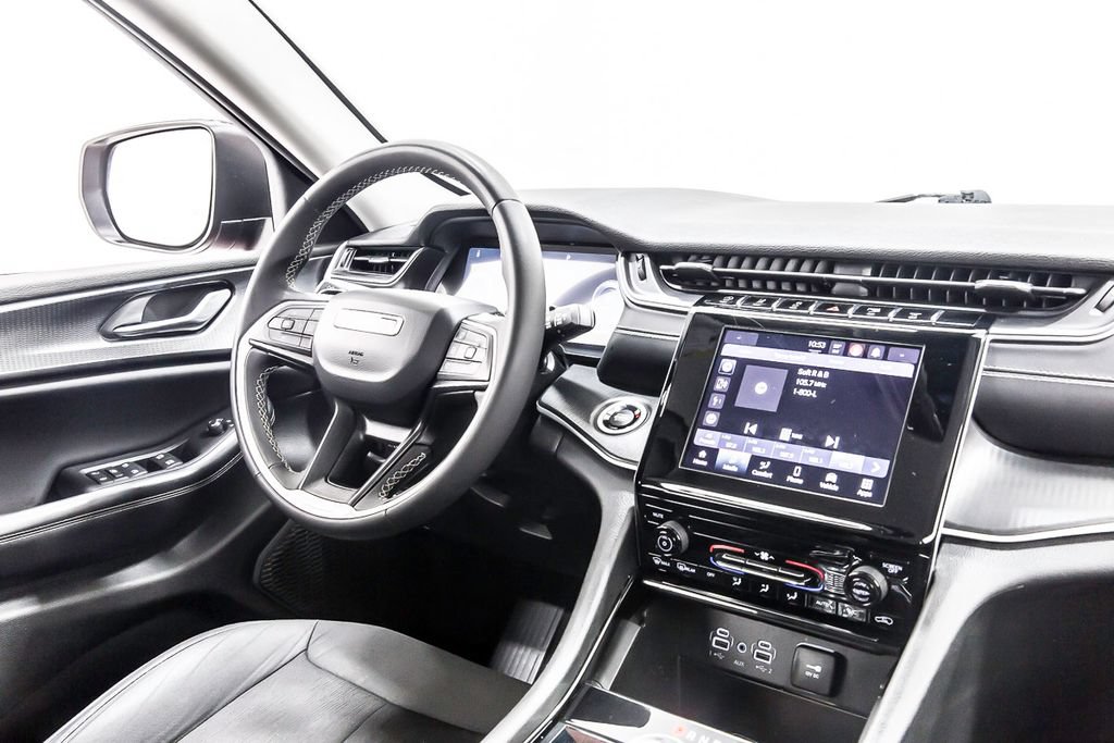 Used 2023 Jeep Grand Cherokee Laredo AWD/4WD image 19
