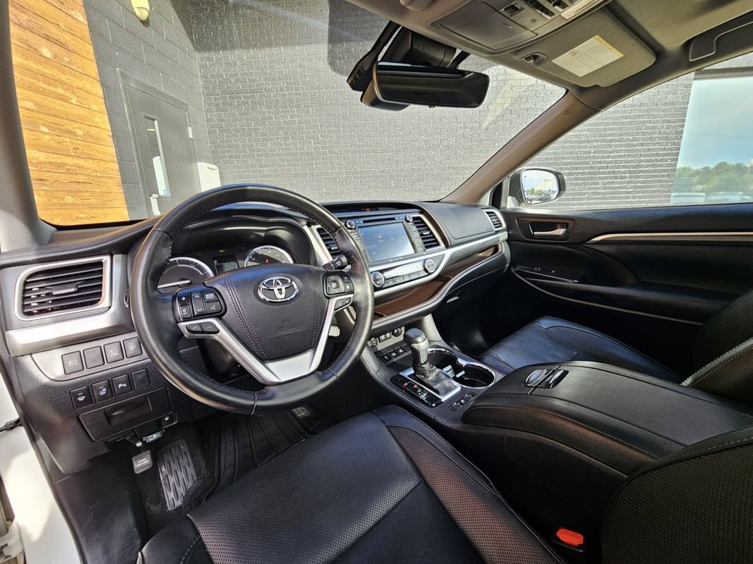 Used 2018 Toyota Highlander Limited Platinum w/ Carpet Mat Package (TMS) AWD/4WD image 2