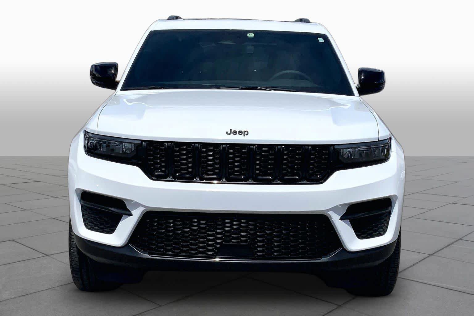 Used 2024 Jeep Grand Cherokee Altitude AWD/4WD image 4