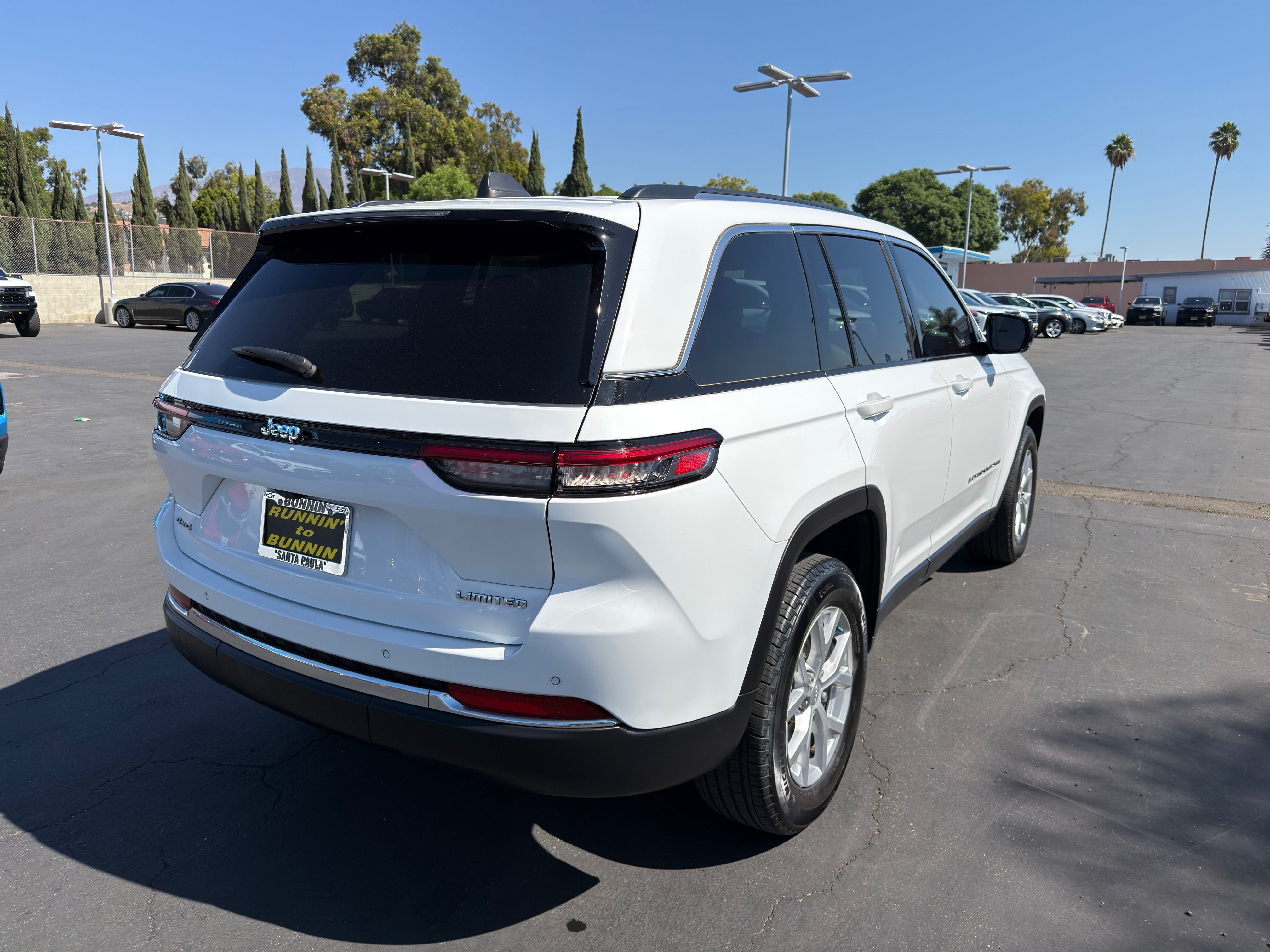 Used 2023 Jeep Grand Cherokee Limited AWD/4WD image 8