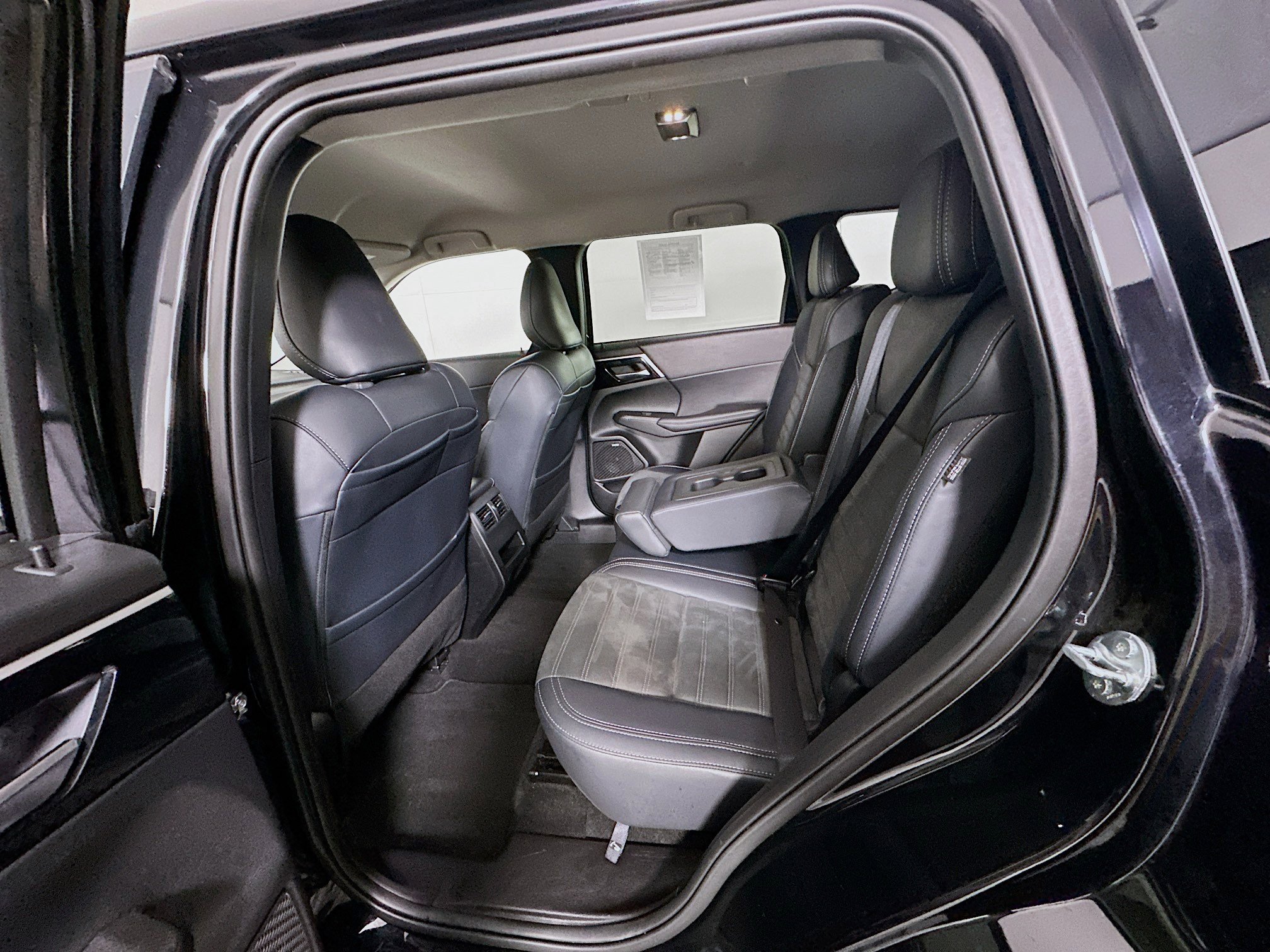 Used 2025 Mitsubishi Outlander SE image 26