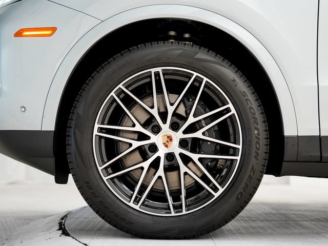 Certified 2025 Porsche Cayenne AWD/4WD image 27