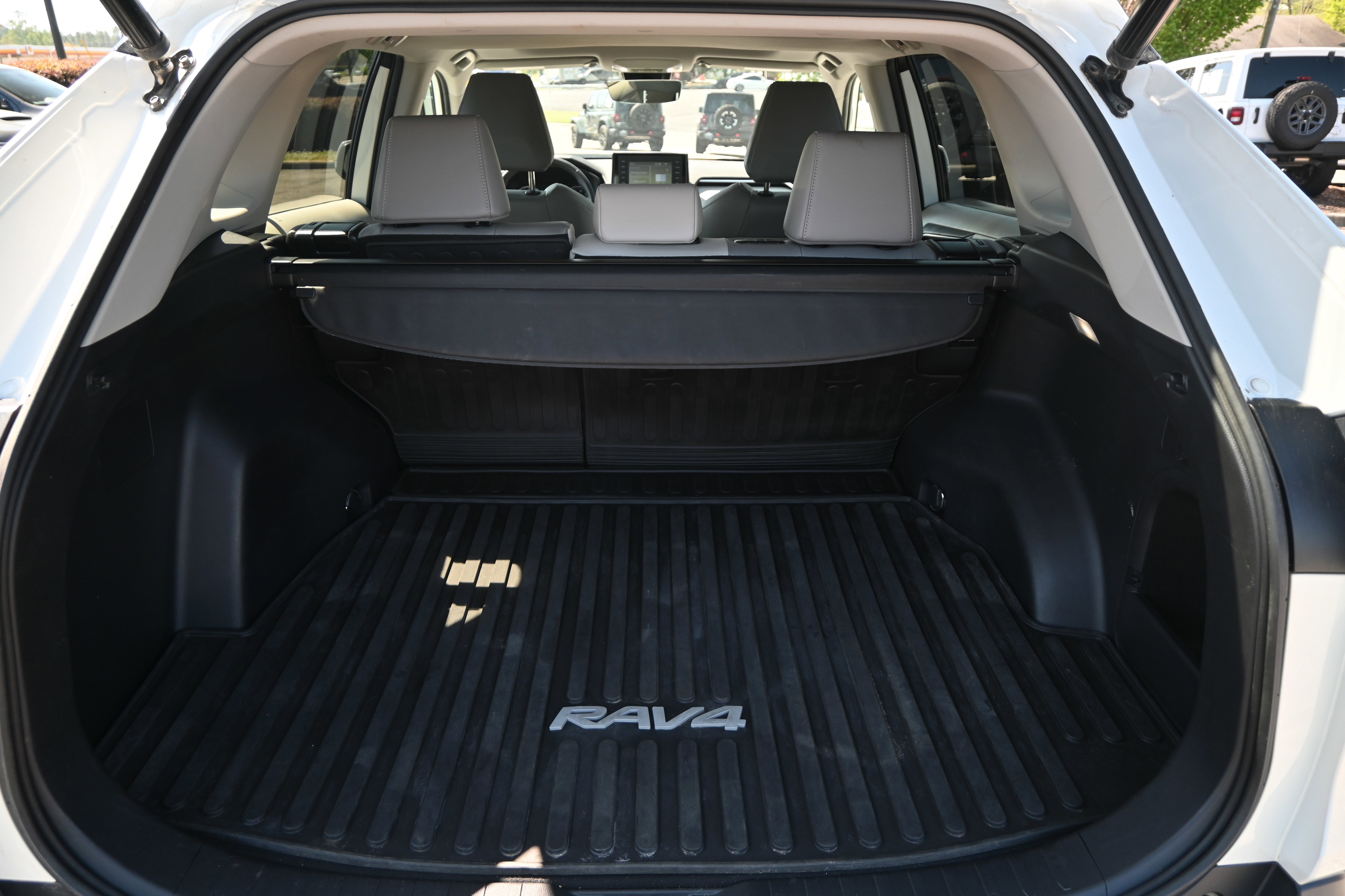 Used 2022 Toyota RAV4 XLE Premium image 14