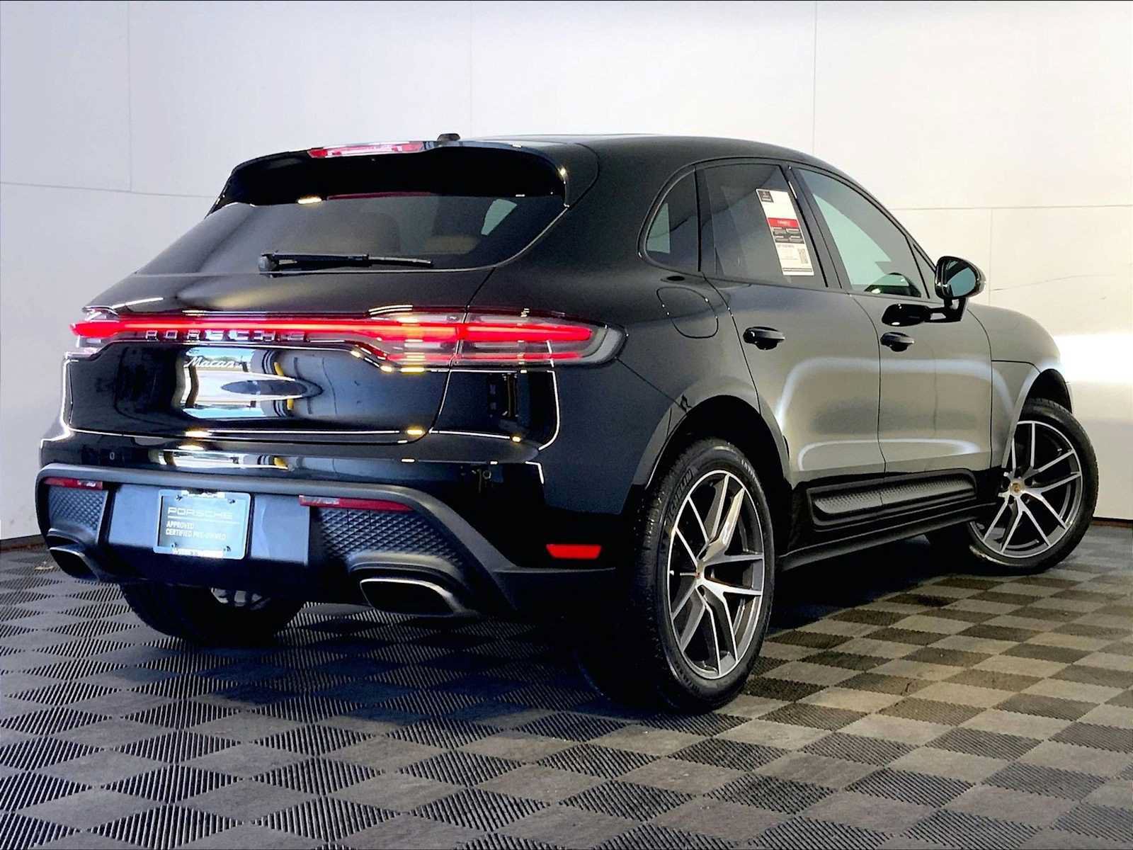 Certified 2023 Porsche Macan AWD/4WD image 7