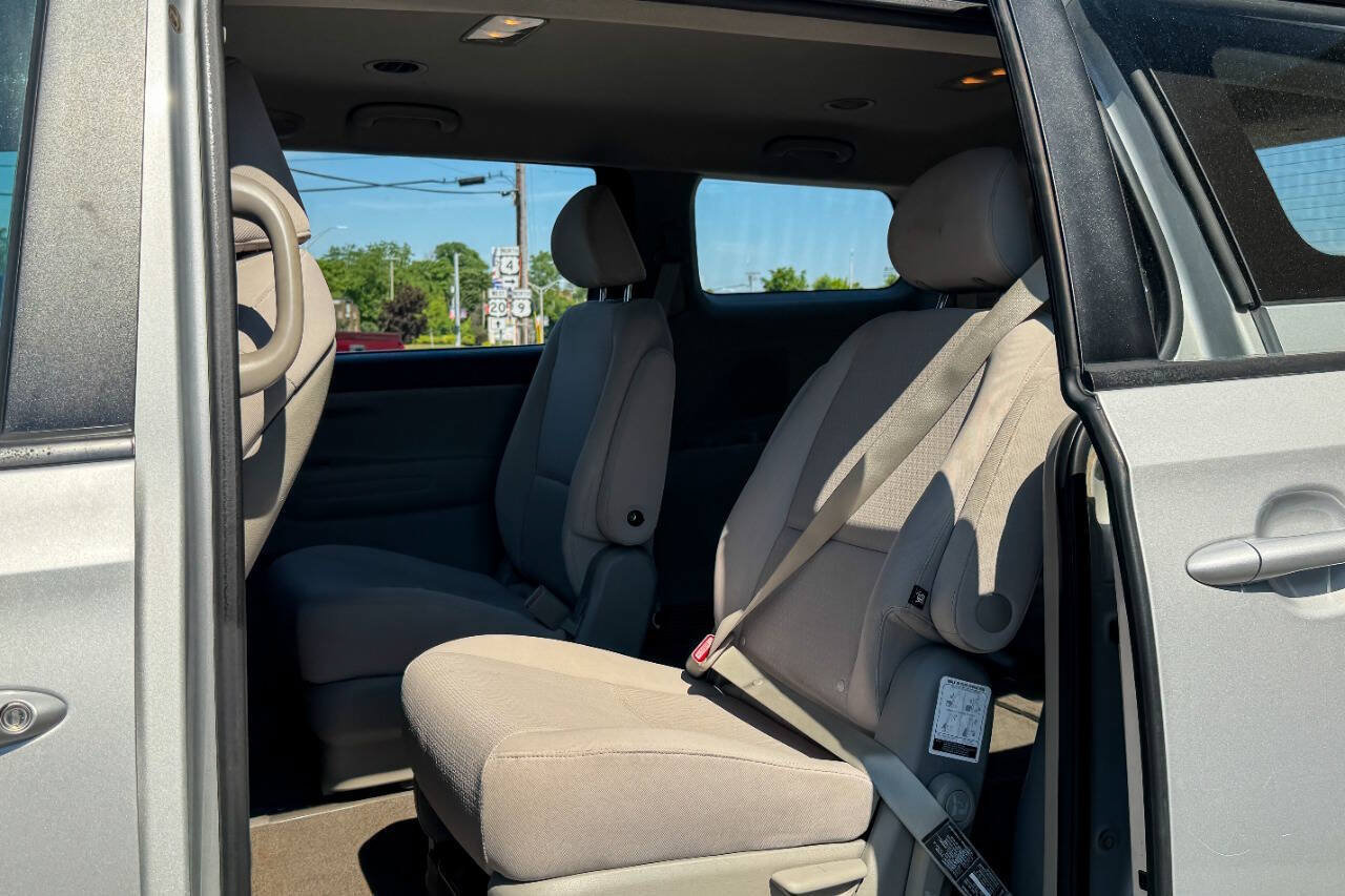 Used 2018 Kia Sedona L FWD image 18