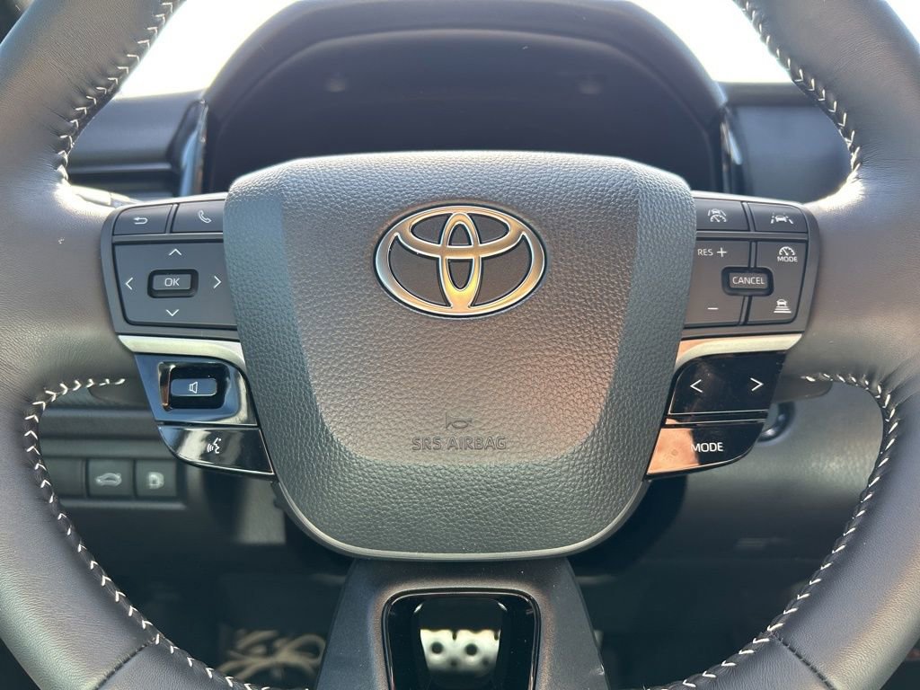 Used 2025 Toyota Camry SE w/ Convenience Package image 24