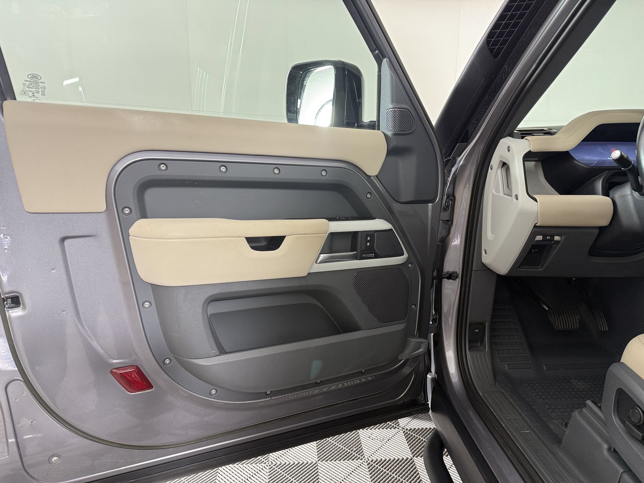 Used 2023 Land Rover Defender 90 SE AWD/4WD image 12