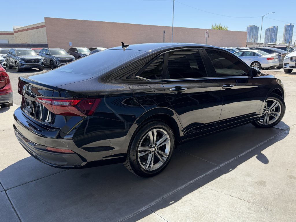 Used 2024 Volkswagen Jetta SE w/ Panoramic Sunroof Package image 4